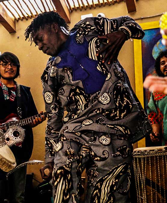 Músico con un traje estampado participa en un encuentro de percusión.
